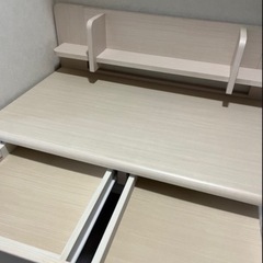 シンプルな学習机の画像