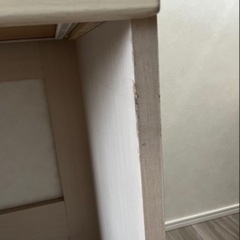 シンプルな学習机の画像