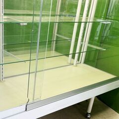 背面ミラータイプ　ワイド1800　ホワイトカラーのガラスショーケース　照明付き/キャスター付き　■O-453の画像