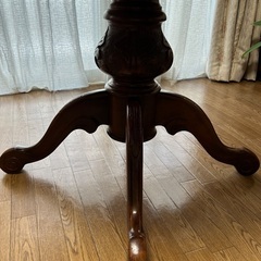 一点物｜彫刻入り脚＆木象嵌模様の高級木製丸テーブルの画像