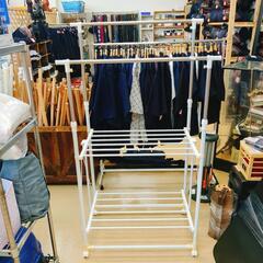 物干しラック 2段棚＆キャスター付き 組み立て式 ヤケあり 折りたたみ可能【こちらは店舗です。浜村鹿野温泉ICから3分 買取本舗 宮本リサイクル 営業時間9～19時 定休日水曜のみ←連絡できませんm(_ _)m】の画像