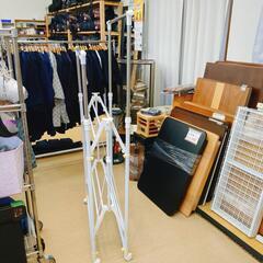 物干しラック 2段棚＆キャスター付き 組み立て式 ヤケあり 折りたたみ可能【こちらは店舗です。浜村鹿野温泉ICから3分 買取本舗 宮本リサイクル 営業時間9～19時 定休日水曜のみ←連絡できませんm(_ _)m】の画像
