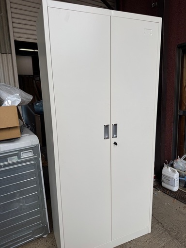 メーカー不明 スチール 収納 キャビネット 4枚 棚付き ロッカー 鍵付き 書庫