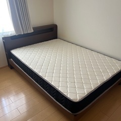 ダブルベット、マットレスフレーム付きの画像