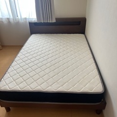 ダブルベット、マットレスフレーム付きの画像