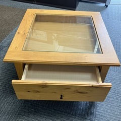 木製ガラステーブルの画像
