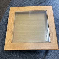 木製ガラステーブルの画像