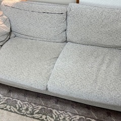 奥行きのあるゆったり2人掛けソファの画像