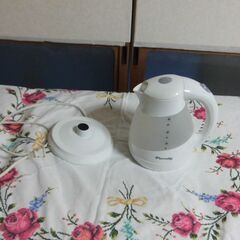 電気ケトル中古　沸かせます　中に汚れあります　　キッチン