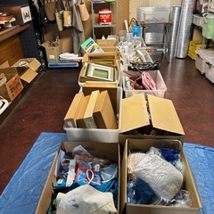 倉庫から 雑貨　ペット用品　額縁　食器などたくさん有り　　フの画像