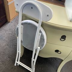 折りたたみイス　No.4025　ホワイト　丸椅子　背もたれ付き　【リサイクルショップどりーむ荒田店】の画像