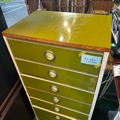レトロ箪笥　黄緑色の画像