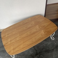 足元がオシャレなテーブルの画像