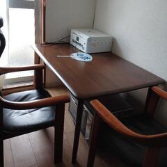 日本製のテーブルと椅子