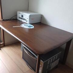 日本製のテーブルと椅子の画像