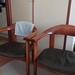 日本製のテーブルと椅子の画像