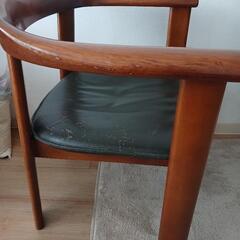 日本製のテーブルと椅子の画像