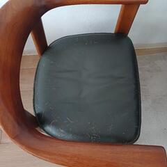 日本製のテーブルと椅子の画像