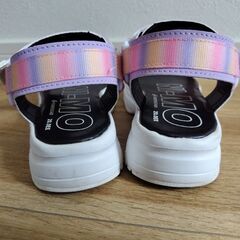 【子供用サンダル 20cm】ムーンスター 女の子向けムーンスター（Moonstar）のキッズサンダルです。 サイズは 20.0cm（EEEワイド）。数回使用しましたが、子どもが気に入らず履かなくなったためお譲りします。  柔らかいストラップと厚めのソールで履き心地も良く、歩きやすいデザインです。 カラーはピンクやパープル系のグラデーションで、ベルト部分に「You make me smile. Shine bright.」のメッセージ入り。  【状態】 ・使用回数：4〜5回ほど ・傷や汚れ：多少の使用感はあの画像