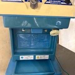 【大阪・豊中】ホシザキ 業務用アイススライサー＆クラッシャー ISR-2 動作確認済　かき氷器　クラッシュアイスOK！夏祭り・イベント・キッチンカー・カフェに　即引取歓迎・発送応相談・受皿付き・中古現状品・100V/50-60Hz・刃切れ良好・重さ約22kg・人気定番モデル・暑い夏の売上UPにどうぞ　メンテ簡単・家庭用コンセント対応・夏限定値下げ中・お早めにご検討ください即決歓迎の画像
