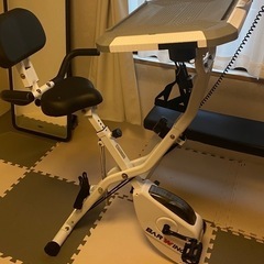 デスク付きエアロバイクの画像