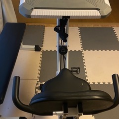 デスク付きエアロバイクの画像