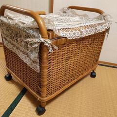 籐 ラタン 籠 収納 ケース コロコロ付きの画像