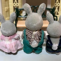 シルバニアファミリー 初期グレーうさぎ3体セット
の画像