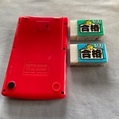 消しゴムと計算機の画像