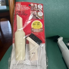 掃除機ノズルブラシと、カーテンフックの画像