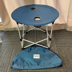 stp-3277 折りたたみテーブル　直径60cm ネイビー　ドリンクホルダー付き　収納バッグ付き　キャンプテーブル　アウトドアテーブル　キャンプ　アウトドア　バーベキュー　BBQ 折りたたみ　折り畳み　持ち運び　円形　丸テーブル　DCMの画像