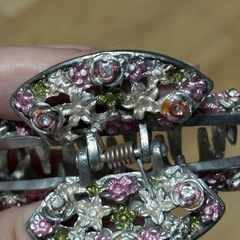 花柄の金属製ヘアクリップの画像