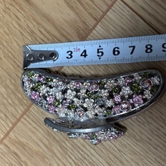 花柄の金属製ヘアクリップの画像