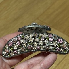 花柄の金属製ヘアクリップの画像