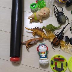 大量男の子おもちゃ バット 恐竜 昆虫 車 磁石などの画像