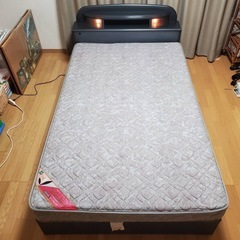 セミダブルベッド　マットレスセット　引き出し収納付きです