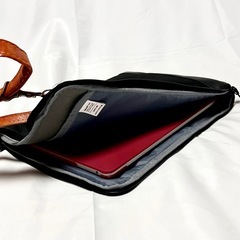 LIHIT LAB. ノートPCケース SMART FIT M 黒　本革ベルトの画像