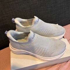 ブルーのスリッポンスニーカー