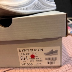 ブルーのスリッポンスニーカーの画像