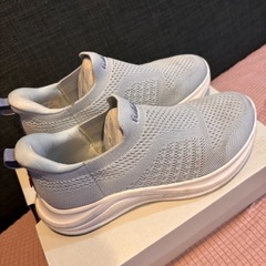 ブルーのスリッポンスニーカーの画像