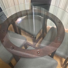【差し上げます】
円形のダイニングテーブルの画像