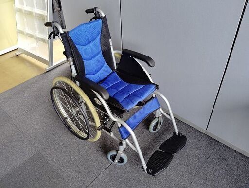 ケアテックジャパン アルミフレーム折り畳み式車椅子 青 『中古良品』
