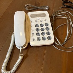 送料込み！引き取りの場合は3500円でお譲り 引き取り限定。シンプルな固定電話機。 (freely2400) 志都美の