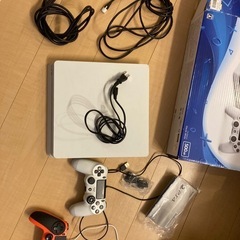 PS4白+コントローラー+ソフトの画像