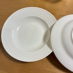 白いパスタ皿2枚の画像