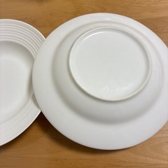 白いパスタ皿2枚の画像