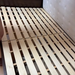(ニトリ)コンセントあり宮付き　セミダブルベッドの画像