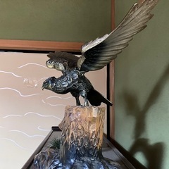 鷹の置き物の画像