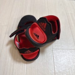子供用 adidas サンダルの画像