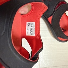 子供用 adidas サンダルの画像